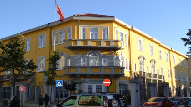 Ministria e Arsimit kerkon fond shtese: 16 mln euro per pajisje dixhitale ne shkolla